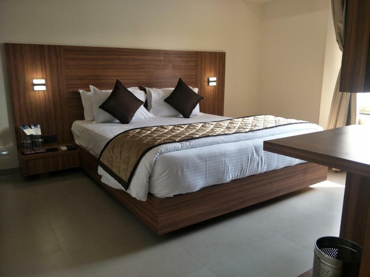 Kyriad Hotel Solapur By Othpl المظهر الخارجي الصورة