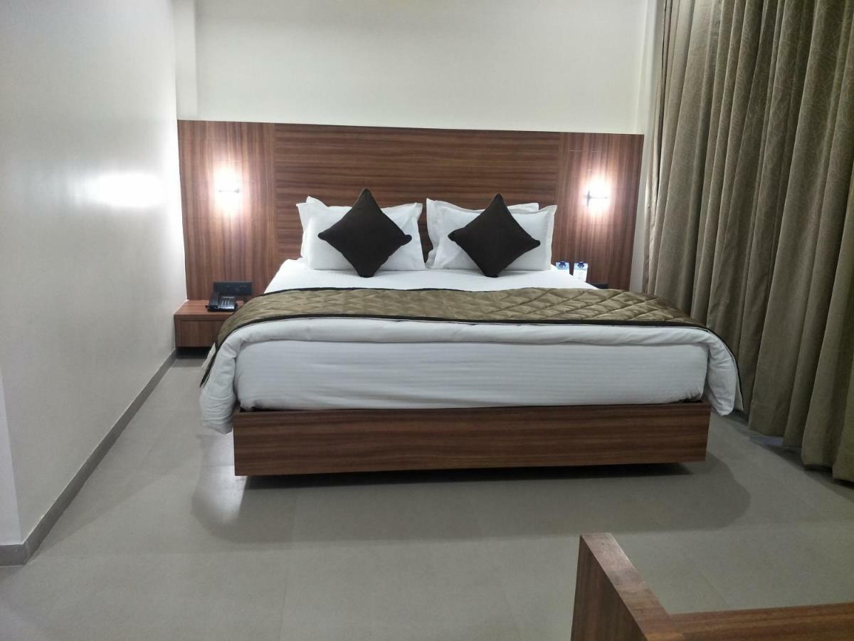 Kyriad Hotel Solapur By Othpl المظهر الخارجي الصورة